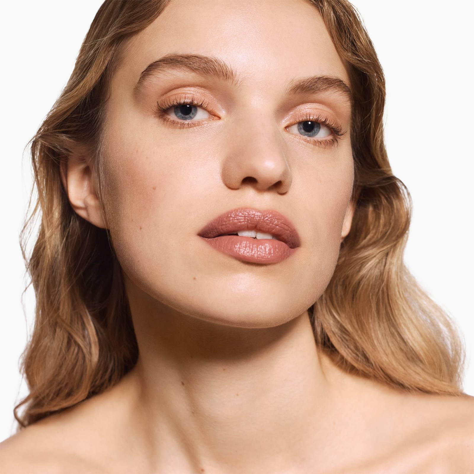 Rose Inc Bessoted Lápiz labial recargable satinado beige rosa