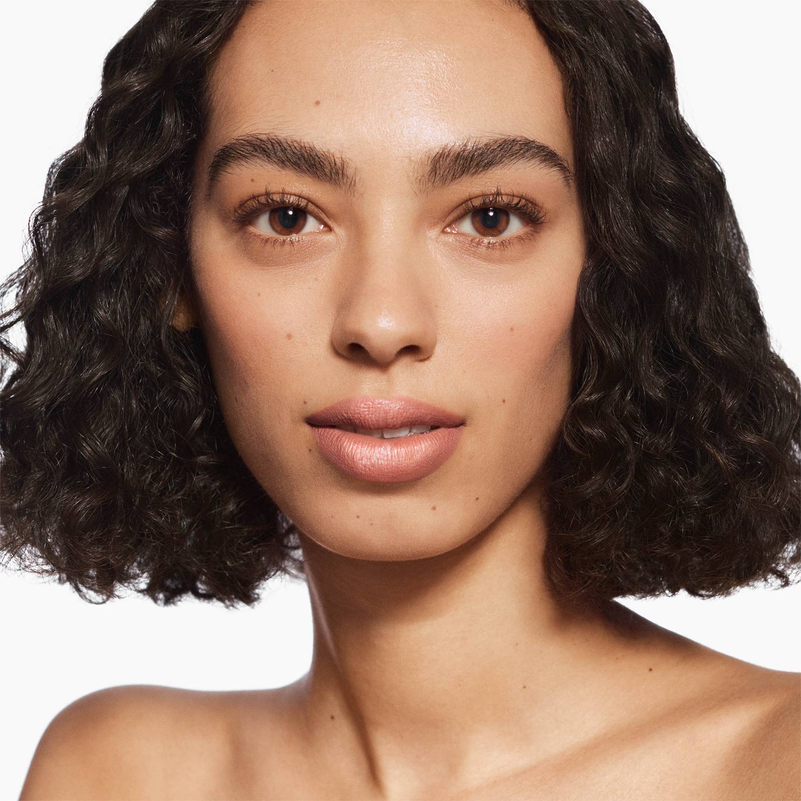 Rose Inc Bessoted Lápiz labial recargable satinado beige rosa