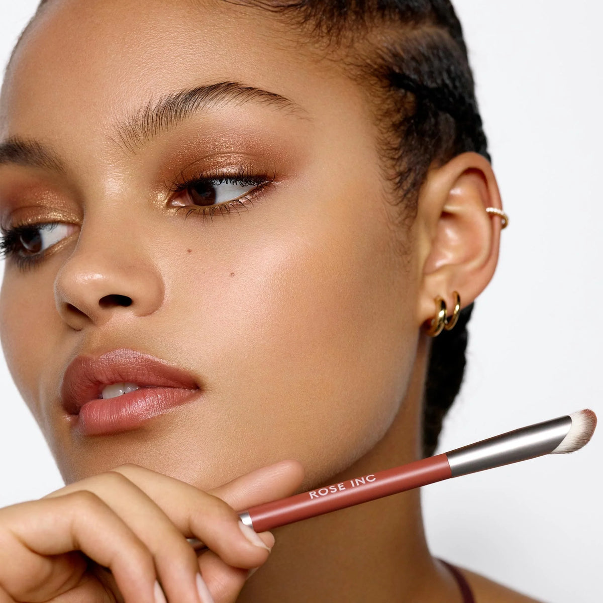 Brocha para sombra de ojos de doble punta número 8 de Rose Inc