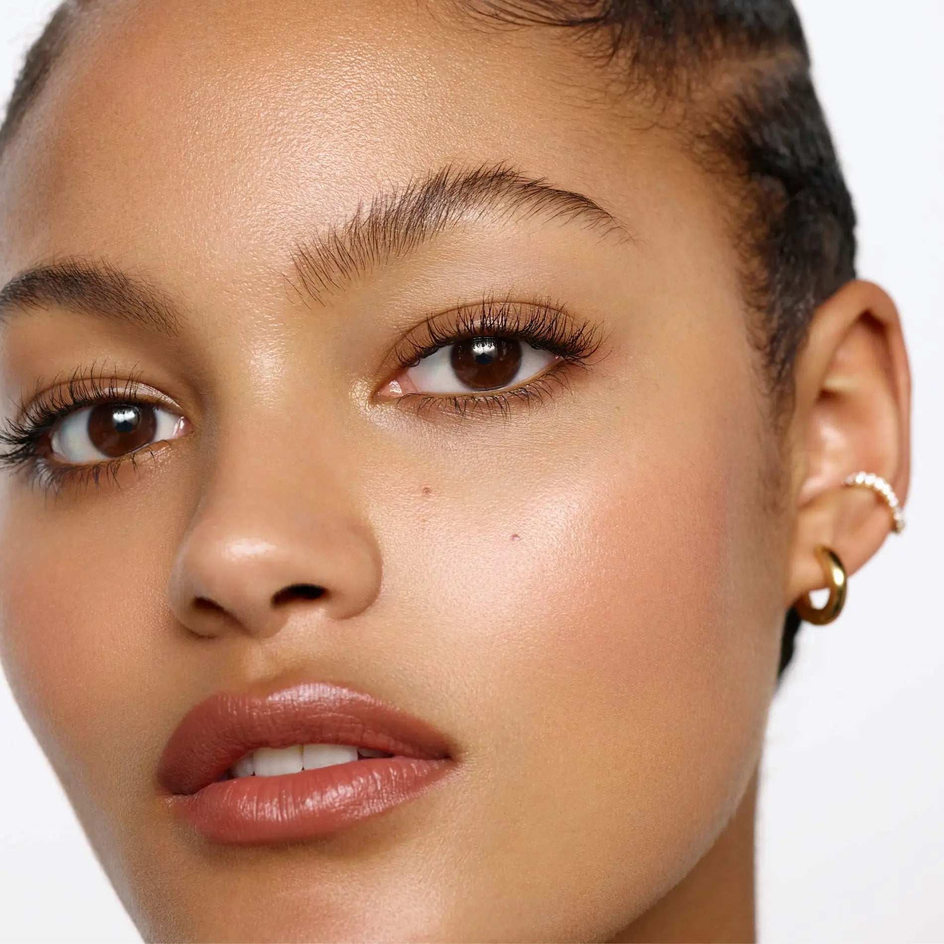 Máscara de pestañas en suero Rose Inc Ultra-Black Lash Lift